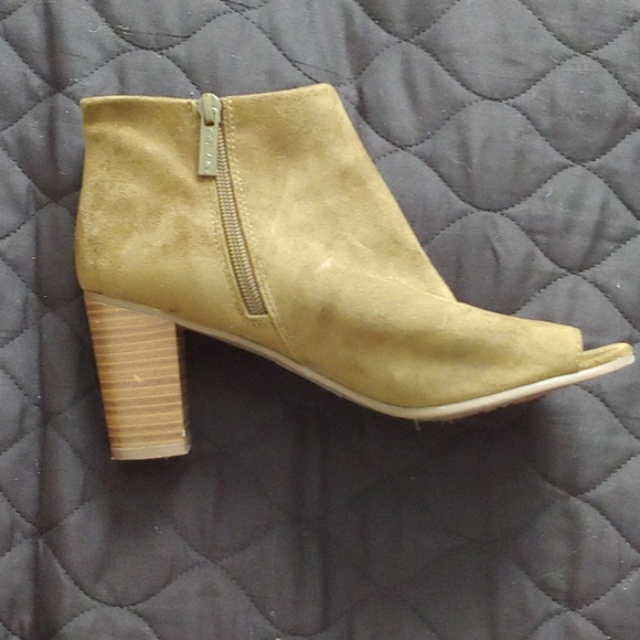 Pea green heels - Picture 3 of 4